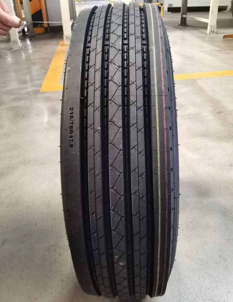 Steer pattern 215/75R17.5